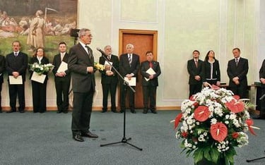 Stanisław Rymar (na środku) w Sejmie podczas uroczystości zaprzysiężenia sędziów Trybunału Stanu w l