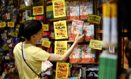 Komiks zatytułowany „Przyszłość, którą widziałem” autorstwa Ryo Tatsuki na półce w księgarni w Tokio
