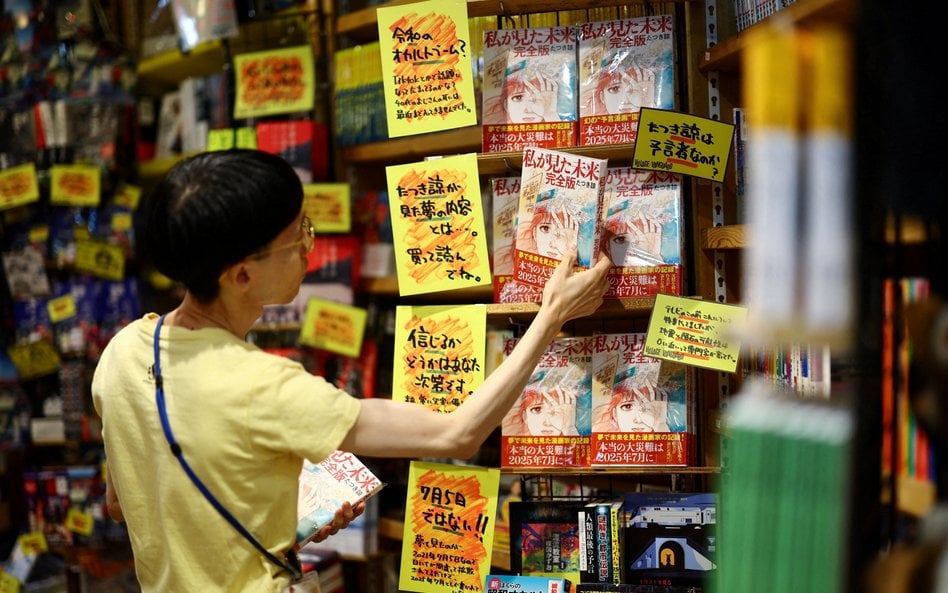 Komiks zatytułowany „Przyszłość, którą widziałem” autorstwa Ryo Tatsuki na półce w księgarni w Tokio