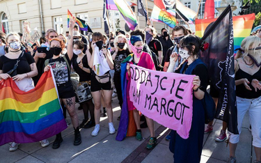 Sierpień 2020, aktywiści LGBT protestują po zatrzymaniu Margot