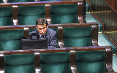 Sejm liczy 460 posłów, a zakazano zgromadzeń powyżej 50 osób.