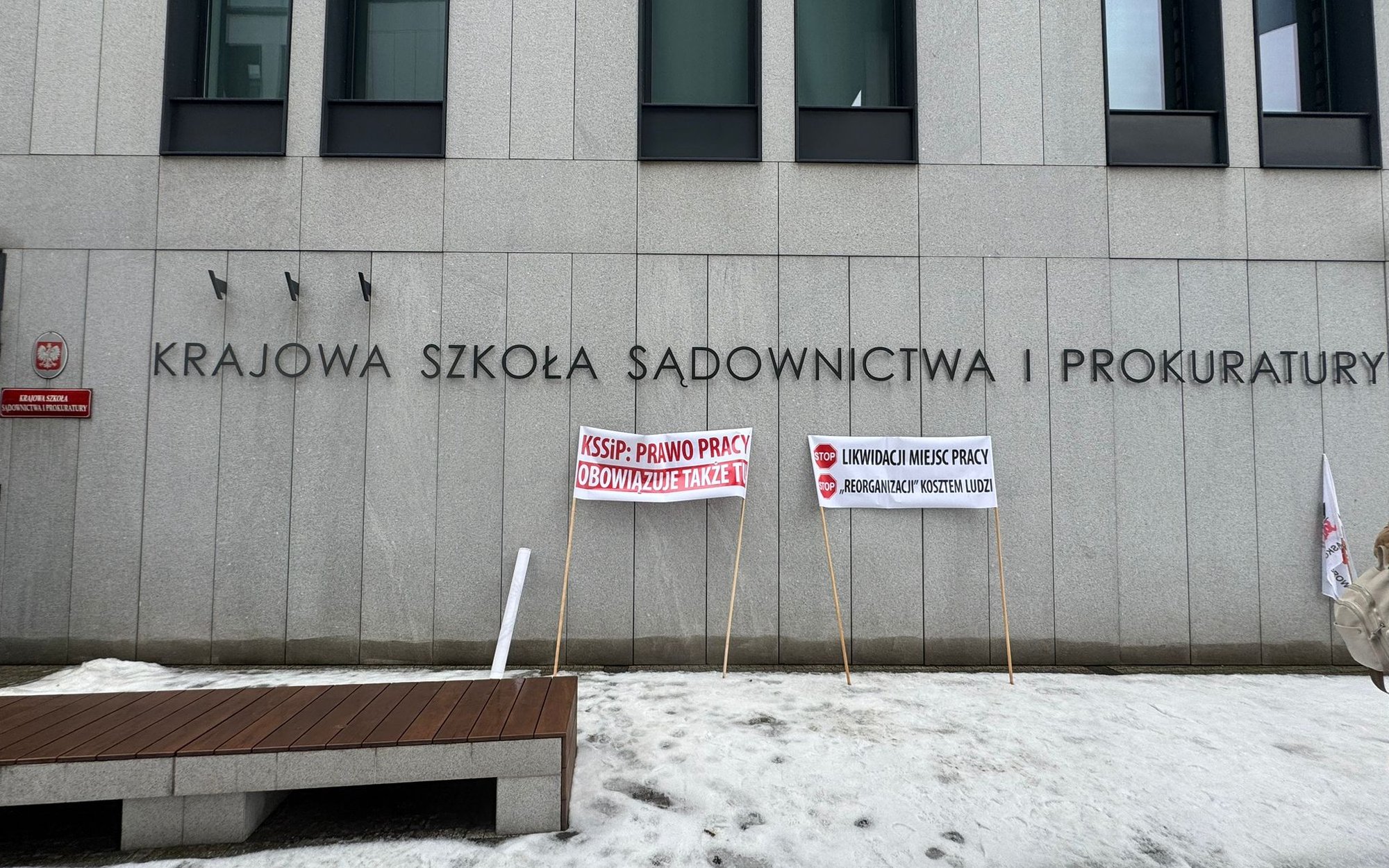 Związkowcy protestują przeciwko decyzji władz Krajowej Szkoły Sądownictwa i Prokuratury