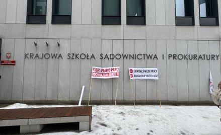 Przedstawiciele „Solidarności” Pracowników Sądownictwa i Prokuratury pikietowali 27 stycznia przed g