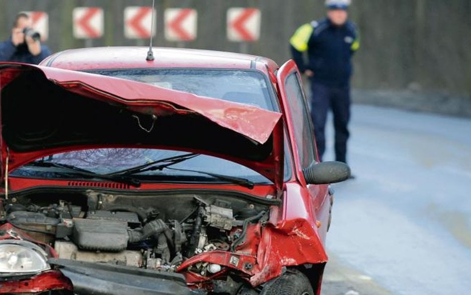 Właściciele samochodów często skarżą się na to, w jaki sposób towarzystwa wyliczają odszkodowania po