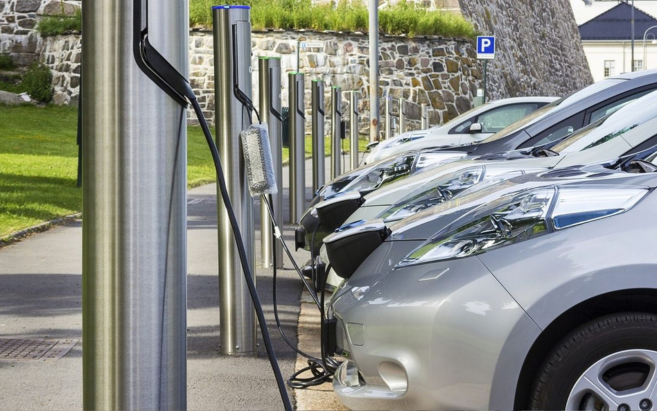 Jeśli elektryczne auto, to tylko z dopłatą