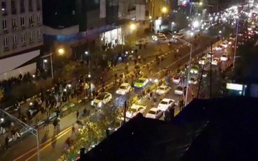 Manifestacje objęły także Teheran. Na zdjęciu protesty w stolicy 30 grudnia 2017 r.