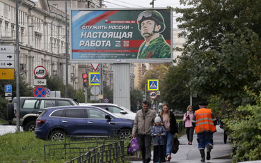 Sankt Petersburg. Banner z hasłem "Służba Rosji to prawdziwa praca"