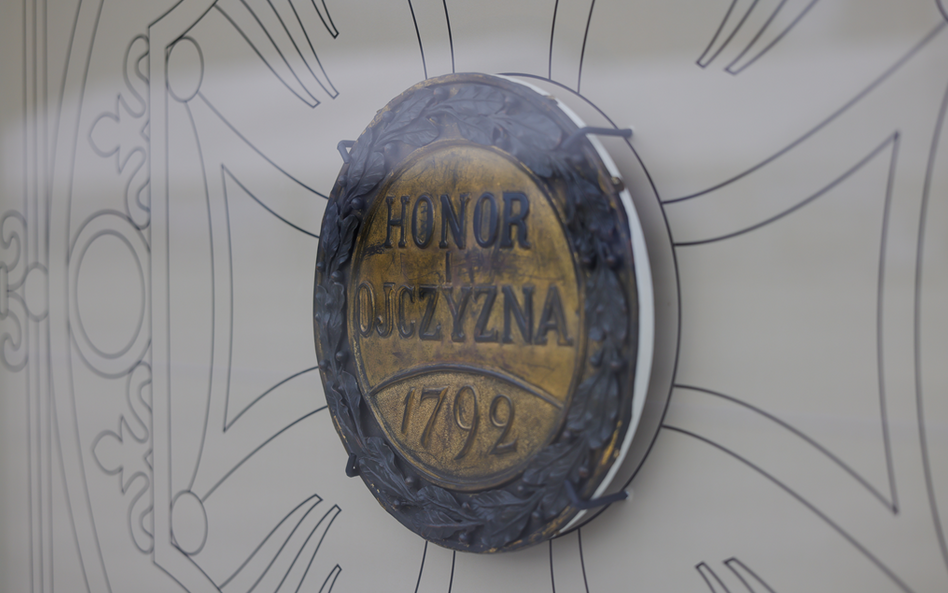 Jedna z odnalezionych tarcz z  Grobu Nieznanego Żołnierza w Warszawie