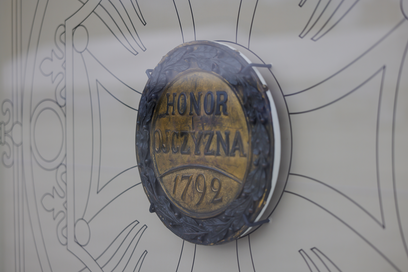 Jedna z odnalezionych tarcz z  Grobu Nieznanego Żołnierza w Warszawie