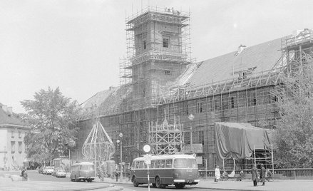Prace budowlane przy Zamku Królewskim rozpoczęto we wrześniu 1971 r. Dopiero w sierpniu 1984 r. zame
