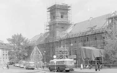 Prace budowlane przy Zamku Królewskim rozpoczęto we wrześniu 1971 r. Dopiero w sierpniu 1984 r. zame