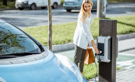 Bruksela szacuje, że do 2025 r. powstanie milion punktów ładowania elektrycznych aut. Do 2030 r. ma 