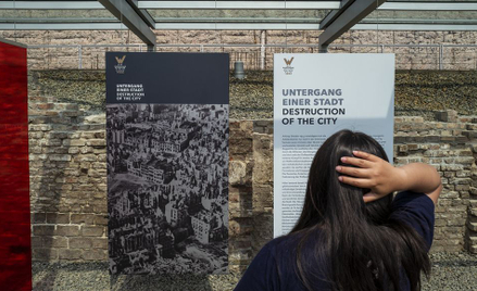 Wystawa o Powstaniu Warszawskim w zewnętrznym muzeum Topografia Terroru w Berlinie