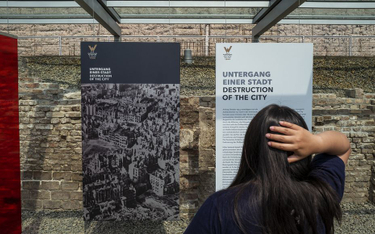 Wystawa o Powstaniu Warszawskim w zewnętrznym muzeum Topografia Terroru w Berlinie