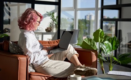 Młoda kobieta przy komputerze