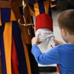 Watykan: Autystyczny chłopczyk urwał się matce i pobiegł bawić się z papieżem