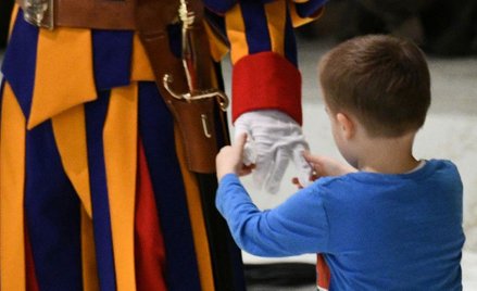 Watykan: Autystyczny chłopczyk urwał się matce i pobiegł bawić się z papieżem