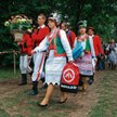 Niezbywalnym elementem stroju kurpiowskiego jest współcześnie reklamówka