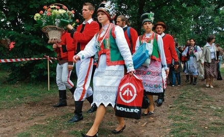 Niezbywalnym elementem stroju kurpiowskiego jest współcześnie reklamówka