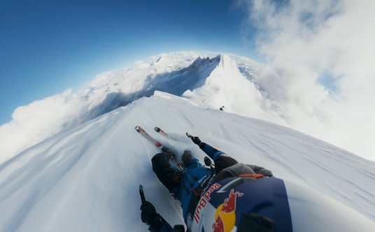 Andrzej Bargiel podczas zjazdu z Everestu w 2025 roku.