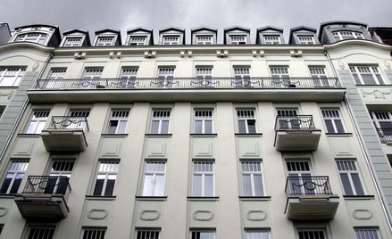 Spółdzielnie mieszkaniowe starają się walczyć z tym trendem, czasem sięgając po nielegalne metody.