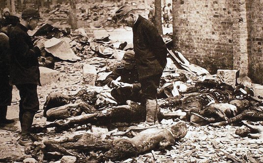 Japońscy policjanci identyfikują ofiary amerykańskiego bombardowania bombami zapalającymi. Tokio, 10