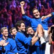 Roger Federer na ramionach przyjaciół i rywali z kortu po meczu Laver Cup