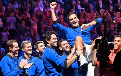 Roger Federer na ramionach przyjaciół i rywali z kortu po meczu Laver Cup