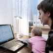 Zapewnienie opieki dla dziecka, gdy mama prowadzi w domu firmę, nie ma związku z uzyskiwaniem przez 