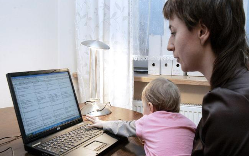 Zapewnienie opieki dla dziecka, gdy mama prowadzi w domu firmę, nie ma związku z uzyskiwaniem przez 