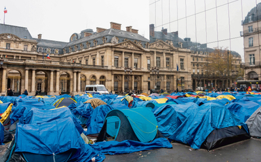 Miasteczko namiotowe imigrantów przed siedzibą Rady Stanu w Paryżu, grudzień 2022 r.