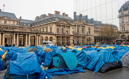 Miasteczko namiotowe imigrantów przed siedzibą Rady Stanu w Paryżu, grudzień 2022 r.