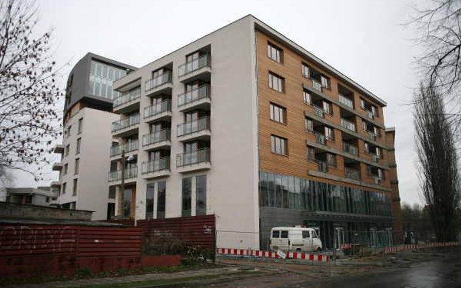 Leasing operacyjny budynków na co najmniej dziesięć lat
