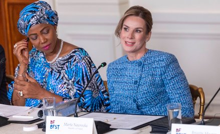 Po krótkim przedstawieniu się w języku angielskim i podziękowaniu za zaproszenie na spotkanie, pierw