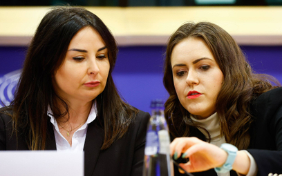 Szwagierka Izabeli Sajbor Barbara Skrobol (po lewej) i prawniczka Kamila Ferenc