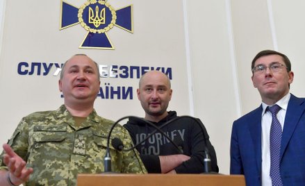 Szef SBU Wasyl Hrycak, dziennikarz Arkadij Babczenko i prokurator generalny Jurij Łucenko na konfere