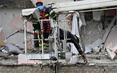 Pracownicy służb ratunkowych w Kijowie