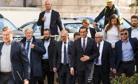 Premier Mateusz Morawiecki w otoczeniu współpracowników i funkcjonariuszy SOP. Wrocław, wrzesień 202