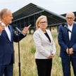 remier Donald Tusk (L), minister klimatu i środowiska Paulina Hennig-Kloska (C) oraz prezes grupy OR