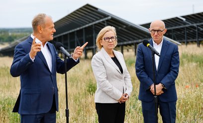 remier Donald Tusk (L), minister klimatu i środowiska Paulina Hennig-Kloska (C) oraz prezes grupy OR