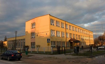 Nieważna uchwała w sprawie odwołania dyrektora szkoły nie może wywoływać skutków w sferze prawa prac