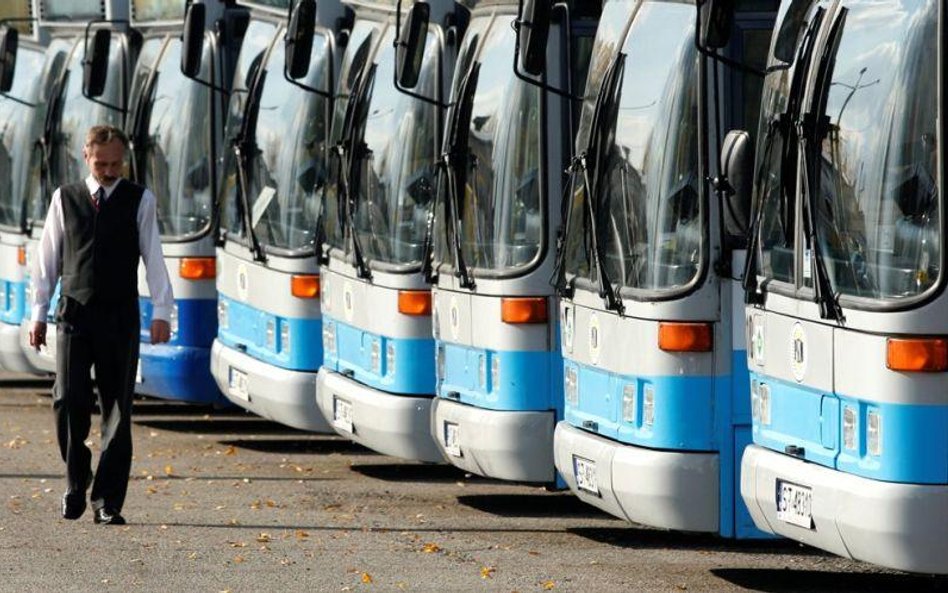Coraz więcej polskich miast stawia na autobusy zasilane gazem. Są droższe, ale ekologiczne, a gaz ko