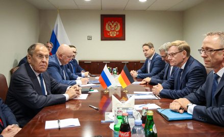 Ministrowie spraw zagranicznych Rosji i Niemiec, Siergiej Ławrow i Johann Wadephul, spotkali się w N