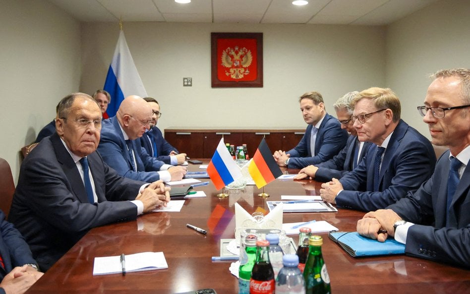 Ministrowie spraw zagranicznych Rosji i Niemiec, Siergiej Ławrow i Johann Wadephul, spotkali się w N
