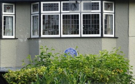 W tym domu przy 251 Menlove Avenue mieszkał John Lennon z ciotką Mimi i wujem Georgem