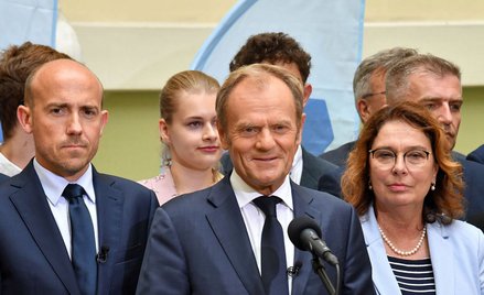 Sondaż po powrocie Tuska: Koalicja Obywatelska przed Polską 2050 Hołowni