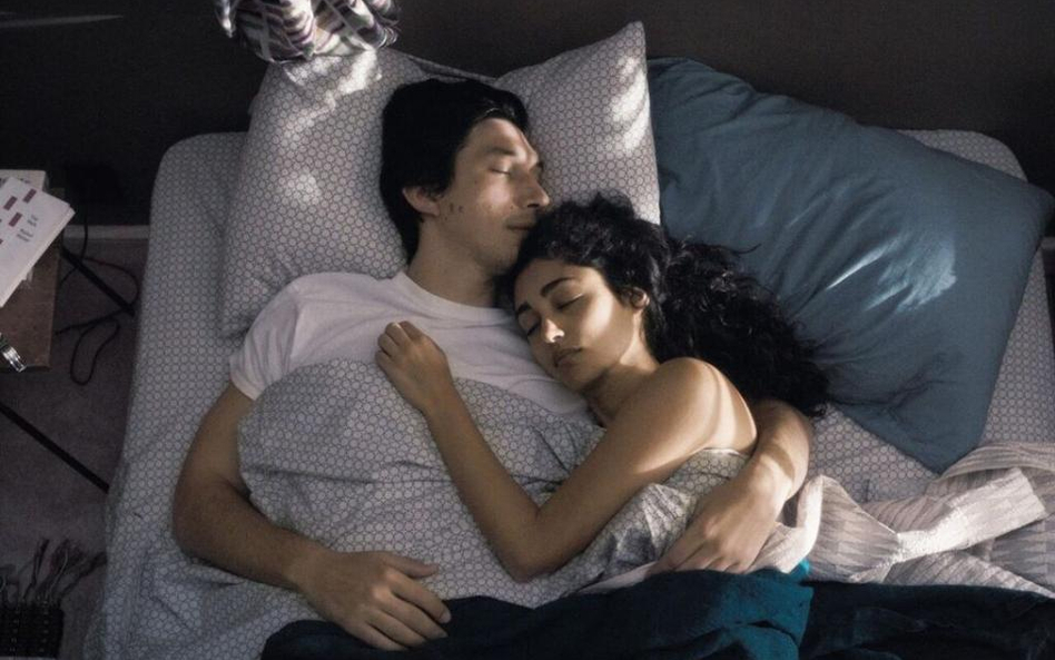 Paterson (Adam Driver) prowadzi zwyczajne życie z żoną Laurą (Golshifteh Farahani)