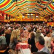 Oktoberfest tradycyjnie podzielone jest na namioty stawiane przez browary, w które serwują w nich pi