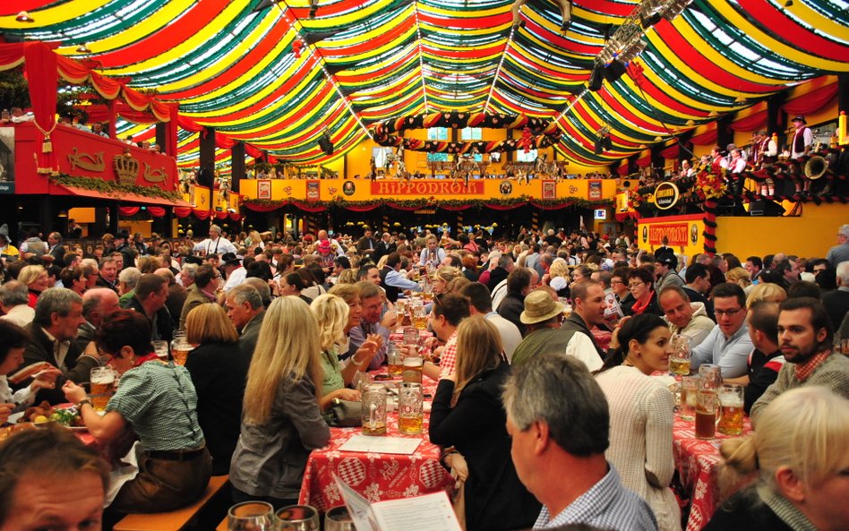 Oktoberfest tradycyjnie podzielone jest na namioty stawiane przez browary, w które serwują w nich pi