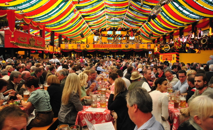 Oktoberfest tradycyjnie podzielone jest na namioty stawiane przez browary, w które serwują w nich pi